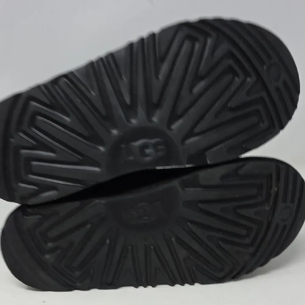 UGG cozy black